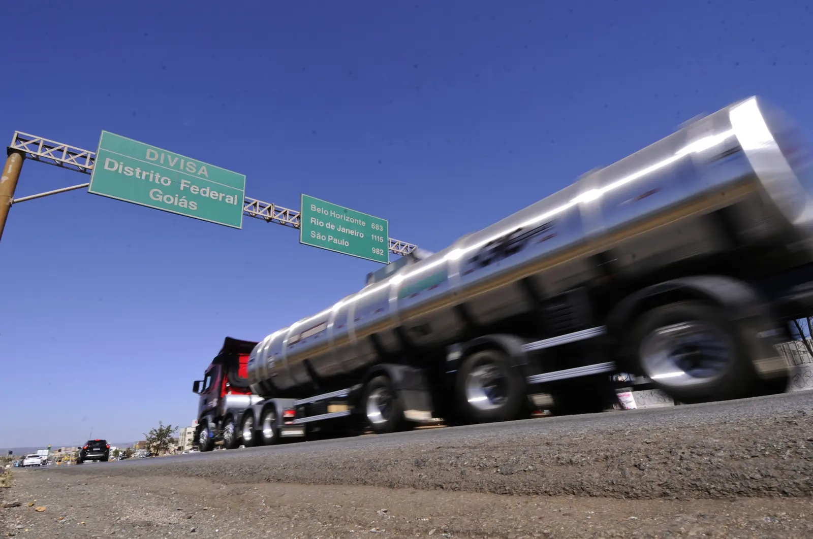 Diesel S-10 chega a R$ 7,35 e tem a maior média desde abril, mostra a ANP