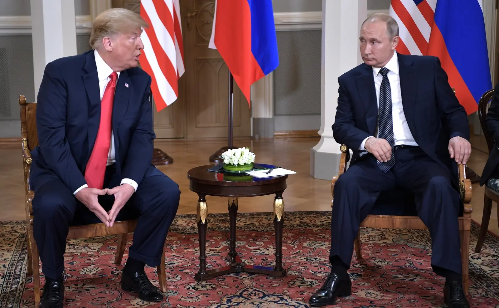 Trump suspende sanções e tarifas contra a Rússia; Zelensky diz que decisão premia Putin