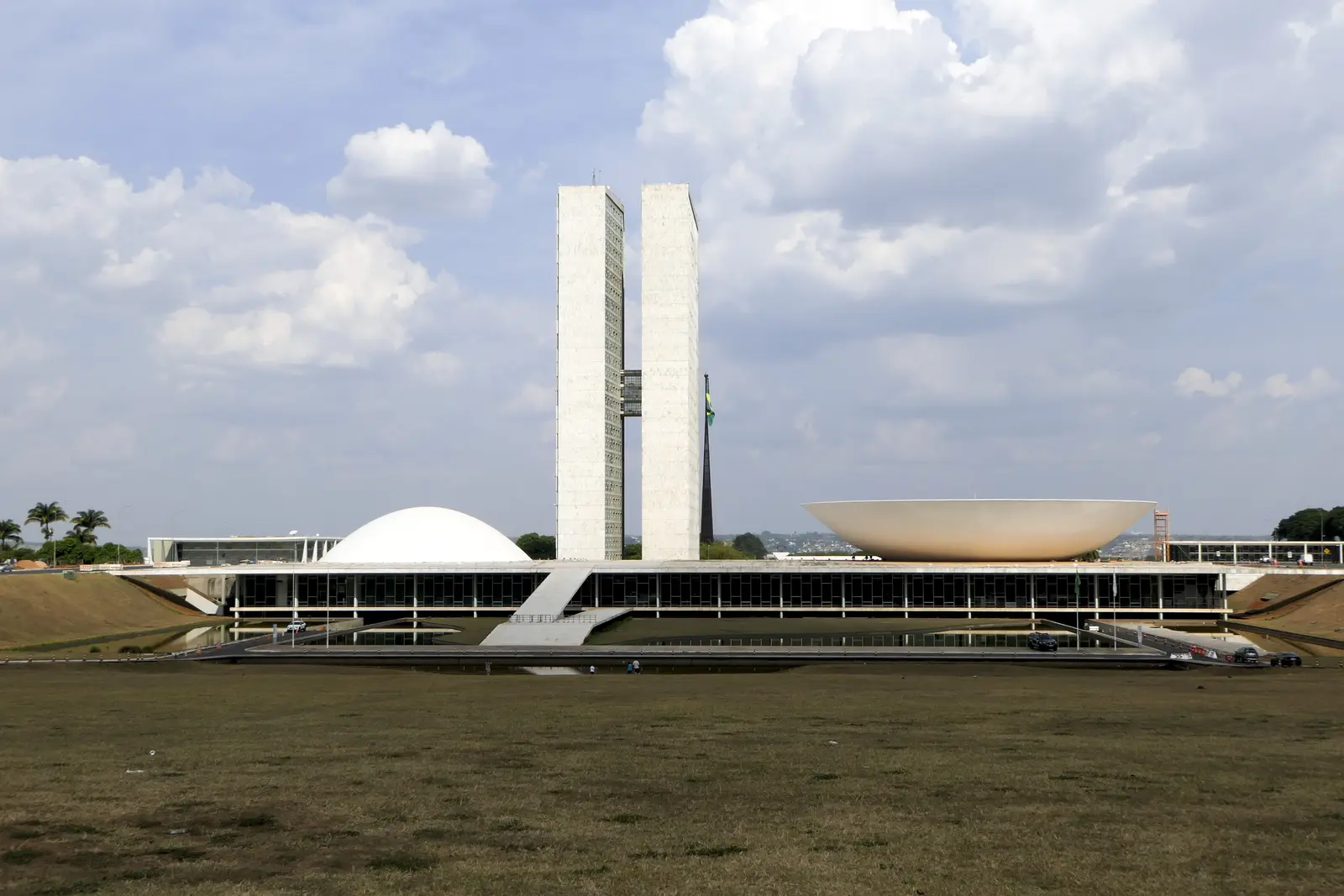 Alcolumbre prorroga por 60 dias três MPs de R$ 10,1 bilhões para exportadores e combustíveis