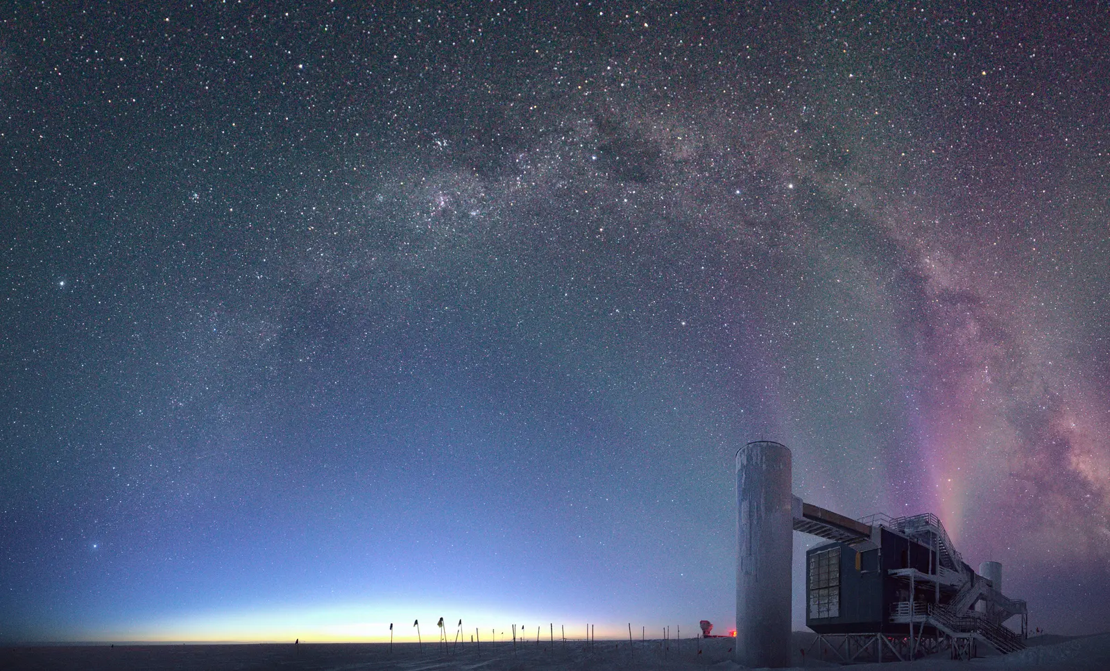 Nobel de Física 2026 vai para o belga Francis Halzen, pelo observatório de neutrinos no gelo da Antártida