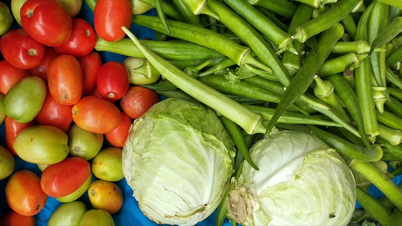 Prévia da inflação desacelera para 0,32% em outubro, mas tomate, diesel e etanol pesam no bolso